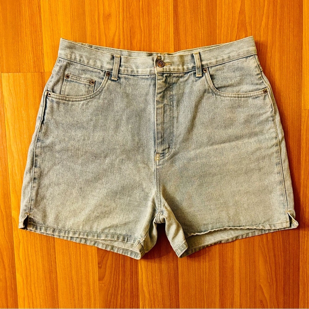 Vintage 90s high-waisted light wash jean shorts by Halston Jeanswear